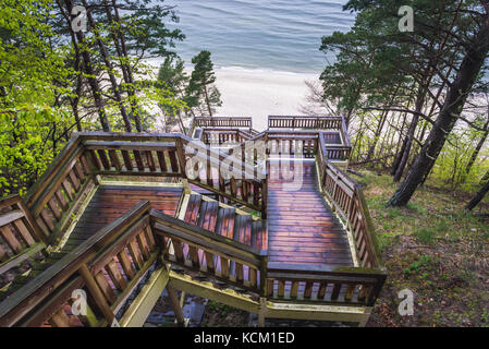 Blick von oben der hölzernen Treppen auf der Ostsee in Misdroy Seebad auf der Insel Wolin in der Woiwodschaft Westpommern in Polen Stockfoto