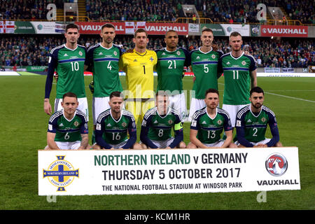 Nordirland-Teamgruppe: (Links-rechts) Back Row - Kyle Lafferty, Gareth McAuley, Michael McGovern, Josh Magennis, Jonny Evans und Chris Brunt. Front Row – Lee Hodson, Oliver Norwood, Steven Davis, Corry Evans und Conor McLaughlin während des FIFA-Weltmeisterschaft-Qualifying-Spiels der Gruppe C 2018 im Windsor Park, Belfast. Stockfoto