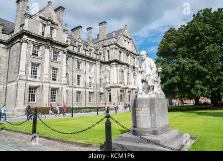 Dublin, Irland - 9 August, 2017; Leute passin Absolventen Memorial Building und die Statue von George lachs Trinity College Gelände und Gebäude in Dubli Stockfoto