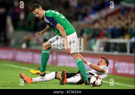 Der nordirische Jonny Evans (links) und der deutsche Sandro Wagner während des FIFA World Cup Qualifying 2018 im Windsor Park, Belfast. Stockfoto