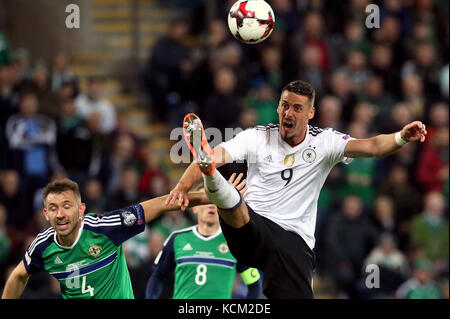 Der nordirische Gareth McAuley und der deutsche Sandro Wagner (rechts) während des FIFA World Cup Qualifying 2018 im Windsor Park, Belfast. Stockfoto