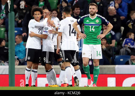 Der deutsche Fußballnationalspieler Joshua Kimmich feiert mit seinen Teamkollegen das dritte Tor des Spiels während des FIFA-Weltmeisterschaft-Qualifying-Spiels der Gruppe C 2018 im Windsor Park, Belfast. Stockfoto