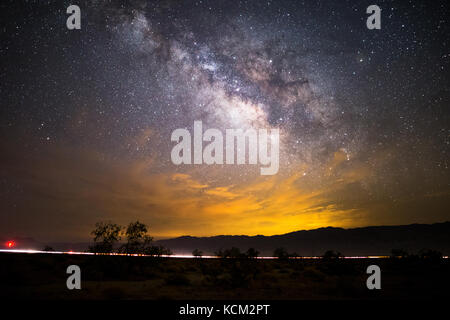 Sterne der Milchstraße und Nachthimmel im Joshua Tree National Park, Kalifornien Stockfoto