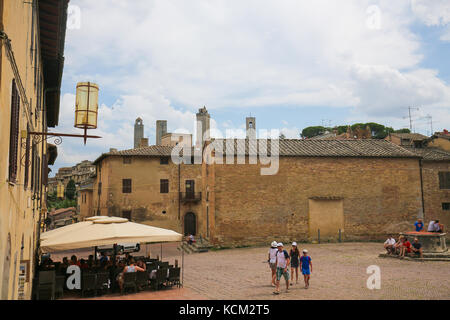 Blick auf das historische Zentrum von San Gimignano, die Stadt der schönen Türme in der Toskana, Italien Stockfoto