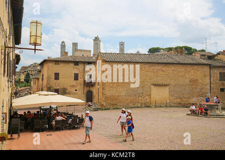 Blick auf das historische Zentrum von San Gimignano, die Stadt der schönen Türme in der Toskana, Italien Stockfoto