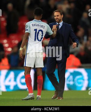 Der englische Marcus Rashford (links)-Manager Gareth Southgate (rechts) nach dem finalen Pfeifen während des FIFA World Cup Qualifying-Spiels der Gruppe F im Wembley Stadium, London 2018. DRÜCKEN Sie VERBANDSFOTO. Bilddatum: Donnerstag, 5. Oktober 2017. Siehe PA Geschichte FUSSBALL England. Bildnachweis sollte lauten: Mike Egerton/PA Wire. EINSCHRÄNKUNGEN: Nutzung unterliegt FA-Einschränkungen. Nur für redaktionelle Zwecke. Kommerzielle Nutzung nur mit vorheriger schriftlicher Zustimmung des FA. Keine Bearbeitung außer Zuschneiden. Stockfoto