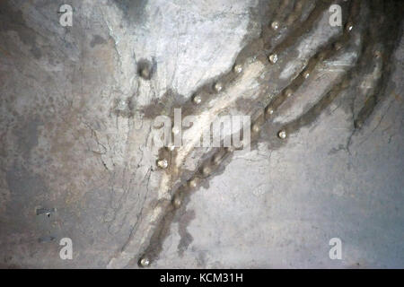 Wassertropfen auf einer Betondecke und Hauswand mit Feuchtigkeit durchsetzt. Stockfoto