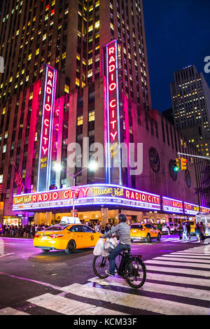 New York City, New York, USA - 28. September 2017: Blick von der Radio City Music Hall in Manhattan bei Nacht mit Beleuchtung, Autos, Taxis und Harry Styles gesehen Stockfoto