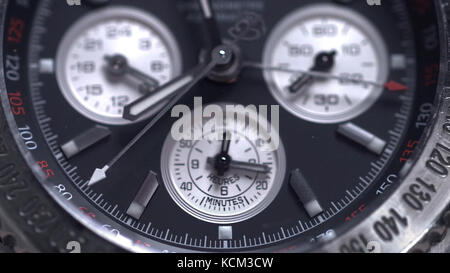 Extreme Makrodetails der swiss Made Watch Shot mit Makroobjektiv luxuriösem männlichem Zubehör für Unternehmen. Detail einer Luxusuhr auf schwarzem Hintergrund. Selektiver Fokus, geringe Schärfentiefe. Makroaufnahme der Uhr Stockfoto