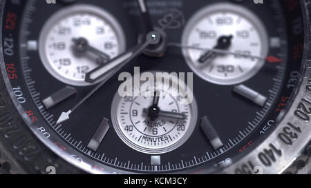 Extreme Makrodetails der swiss Made Watch Shot mit Makroobjektiv luxuriösem männlichem Zubehör für Unternehmen. Detail einer Luxusuhr auf schwarzem Hintergrund. Selektiver Fokus, geringe Schärfentiefe. Makroaufnahme der Uhr Stockfoto