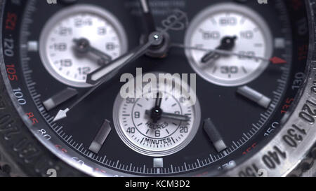 Extreme Makrodetails der swiss Made Watch Shot mit Makroobjektiv luxuriösem männlichem Zubehör für Unternehmen. Detail einer Luxusuhr auf schwarzem Hintergrund. Selektiver Fokus, geringe Schärfentiefe. Makroaufnahme der Uhr Stockfoto