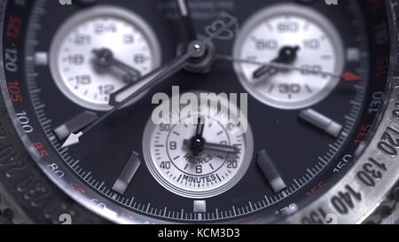 Extreme Makrodetails der swiss Made Watch Shot mit Makroobjektiv luxuriösem männlichem Zubehör für Unternehmen. Detail einer Luxusuhr auf schwarzem Hintergrund. Selektiver Fokus, geringe Schärfentiefe. Makroaufnahme der Uhr Stockfoto