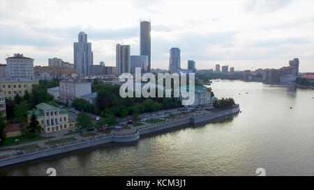 Skyline im Stadtzentrum von Jekaterinburg und Fluss Iset aus der Luft. Jekaterinburg ist die viertgrößte Stadt Russlands und das Zentrum der Oblast Swerdlowsk. Aus der Vogelperspektive auf den zentralen Teil von Jekaterinburg, Blick vom Himmel. Stockfoto