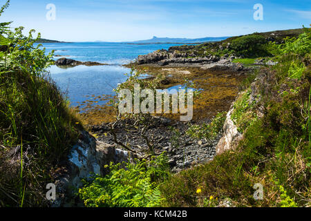 Sgurr von Eigg auf der Isle of Eigg von der Rhue Road, nahe Arisaig, Schottland, Großbritannien. Stockfoto