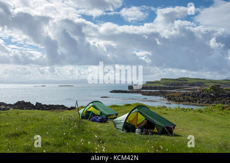 Zwei kleine Hilleberg Akto zelten auf dem Campingplatz in der Nähe von Galmisdale auf der Isle of Eigg, Schottland, UK Stockfoto