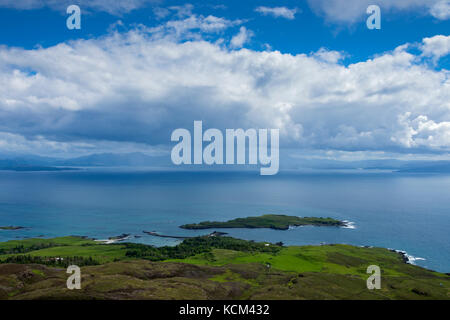 Das schottische Festland über Galmisdale Bay und die Insel Eilean Chathastail, von an Sgùrr, oder der Sgurr von Eigg, auf der Isle of Eigg, Schottland, Großbritannien Stockfoto