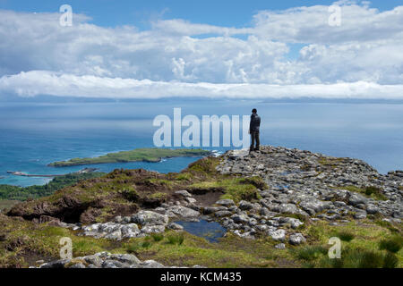 Das schottische Festland über Galmisdale Bay und die Insel Eilean Chathastail, von an Sgùrr, oder der Sgurr von Eigg, auf der Isle of Eigg, Schottland, Großbritannien Stockfoto