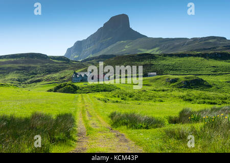 Eine Sgùrr, oder der Sgurr von Eigg, von der Spur zu Galmisdale Grulin, oben auf der Isle of Eigg, Schottland, UK Stockfoto