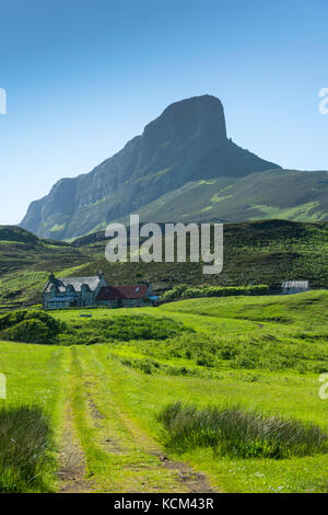 Eine Sgùrr, oder der Sgurr von Eigg, von der Spur zu Galmisdale Grulin, oben auf der Isle of Eigg, Schottland, UK Stockfoto