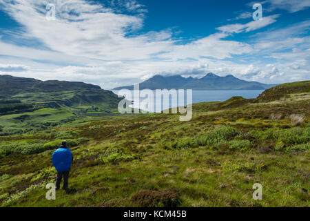 Die Isle of Rum über der Bay of Laig auf der Isle of Eigg, Schottland, Großbritannien Stockfoto