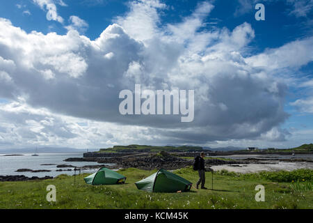 Zwei kleine Hilleberg Akto zelten auf dem Campingplatz in Galmisdale Bay auf der Isle of Eigg, Schottland, UK Stockfoto