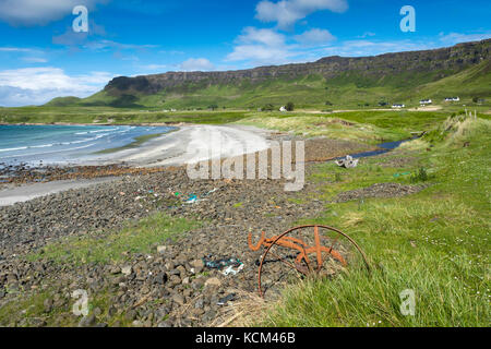Die cliifs am westlichen Rand des Beinn Bhuidhe Plateau, vom Strand an der Bucht von laig auf der Isle of Eigg, Schottland, UK Stockfoto