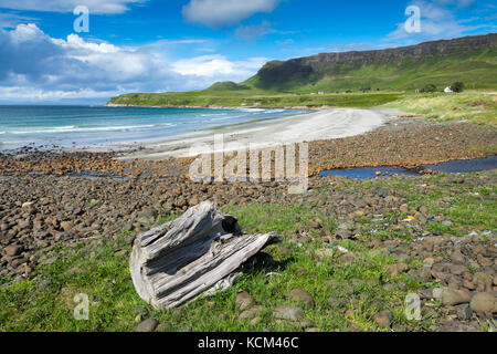 Die cliifs am westlichen Rand des Beinn Bhuidhe Plateau, vom Strand an der Bucht von laig auf der Isle of Eigg, Schottland, UK Stockfoto