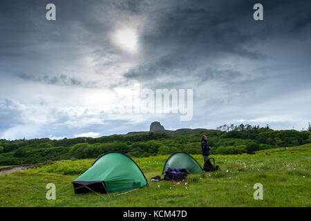 Zwei kleine Hilleberg Akto zelten auf dem Campingplatz in der Nähe von Galmisdale auf der Isle of Eigg, Schottland, UK. Hinter ist eine Sgùrr, oder der Sgurr von eigg. Stockfoto