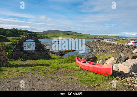 Der Hügel von einem Cruachan, ein Besucher Informationen anmelden und ein Kanu, bei Galmisdale Bay auf der Isle of Eigg, Schottland, UK Stockfoto