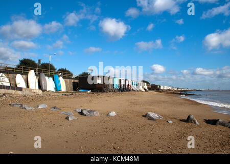 Strand Hütten und Boote am Meer entlang im Thorpe Bay, in der Nähe von Southend-on-Sea, Essex, England Stockfoto