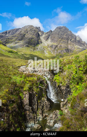 Der Gipfel des Bla Bheinn von einem Wasserfall auf der Allt na Dunaiche brennen in Choire A' Caise, Isle of Skye, Schottland, Großbritannien. Stockfoto