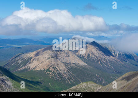 Die Red Cuillin Hügel vom Gipfelgrat des Bla Bheinn, Isle of Skye, Schottland, Großbritannien. Stockfoto