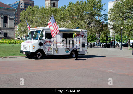 Eis essen Lkw auf Copley Square Back Bay in Boston, MA USA auf einem klaren, blauen Himmel Sommer Tag. Stockfoto