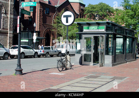 Einer der Eingänge zum Copley T-Station an der grünen Linie auf der Boylston Street Back Bay in Boston, MA USA Stockfoto