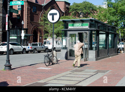 Einer der Eingänge zum Copley T-Station an der grünen Linie auf der Boylston Street Back Bay in Boston, MA USA Stockfoto