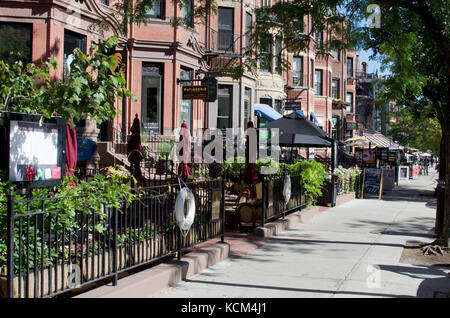 Außerhalb der Restaurants entlang der Newbury Street Scene Back Bay in Boston, MA USA Stockfoto