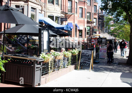 Bürgersteig Szene von shoppes auf der Newbury Street Back Bay in Boston, MA USA Stockfoto