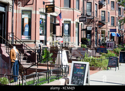 Die Einkaufsmöglichkeiten an historischen Newbury Street stores Back Bay in Boston, MA USA Stockfoto