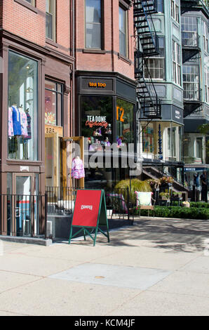 Bürgersteig Szene von shoppes entlang der historischen Newbury Street Back Bay in Boston, MA USA Stockfoto