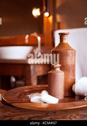 Luxuriöses Badezimmer, noch schönes Leben, Entspannung im Spa, Innenarchitektur Stockfoto