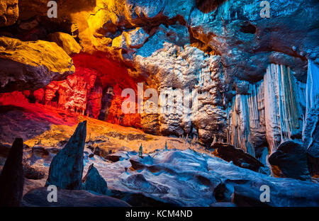 Cango Höhle, wundervolle Aussicht auf Stalaktiten in bunten helles Licht, wunderschöne natürliche Attraktion, herrliche Natur, touristischer Ort, historische Sehenswürdigkeit Stockfoto