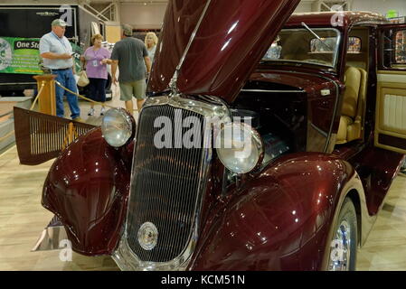 Zuschauer sprechen auf dem Display, der Ocean City (md) Convention Center während der jährlichen endless summer Cruisin, Ocean City, Maryland, USA. Stockfoto