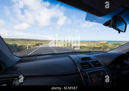 Schuss Auto fahren entlang der Küstenstraße Stockfoto