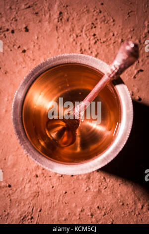 Kupfer Kalash, Glas, Löffel und Teller von bramhins nach Heiligen thread Zeremonie verwendet beim Durchführen von sandhya vandanam oder sandhya Kriya, über Lehm zurück Stockfoto