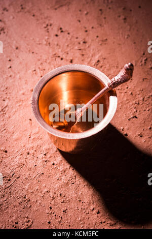 Kupfer Kalash, Glas, Löffel und Teller von bramhins nach Heiligen thread Zeremonie verwendet beim Durchführen von sandhya vandanam oder sandhya Kriya, über Lehm zurück Stockfoto