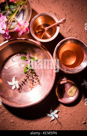 Kupfer Kalash, Glas, Löffel und Teller von bramhins nach Heiligen thread Zeremonie verwendet beim Durchführen von sandhya vandanam oder sandhya Kriya, über Lehm zurück Stockfoto