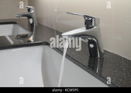 Moderne Mischbatterie mit unter Zähler Waschbecken in der Toilette Stockfoto