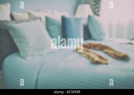 Blur Bild der Schal auf Bett in Blautönen Betten Stockfoto