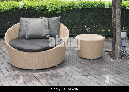 Outdoor künstliche Rattan auf Holzboden Stockfoto