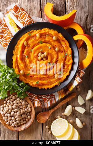 Middle Eastern Food: kürbis Hummus mit Zutaten close-up auf dem Tisch. Senkrechte Draufsicht von oben Stockfoto